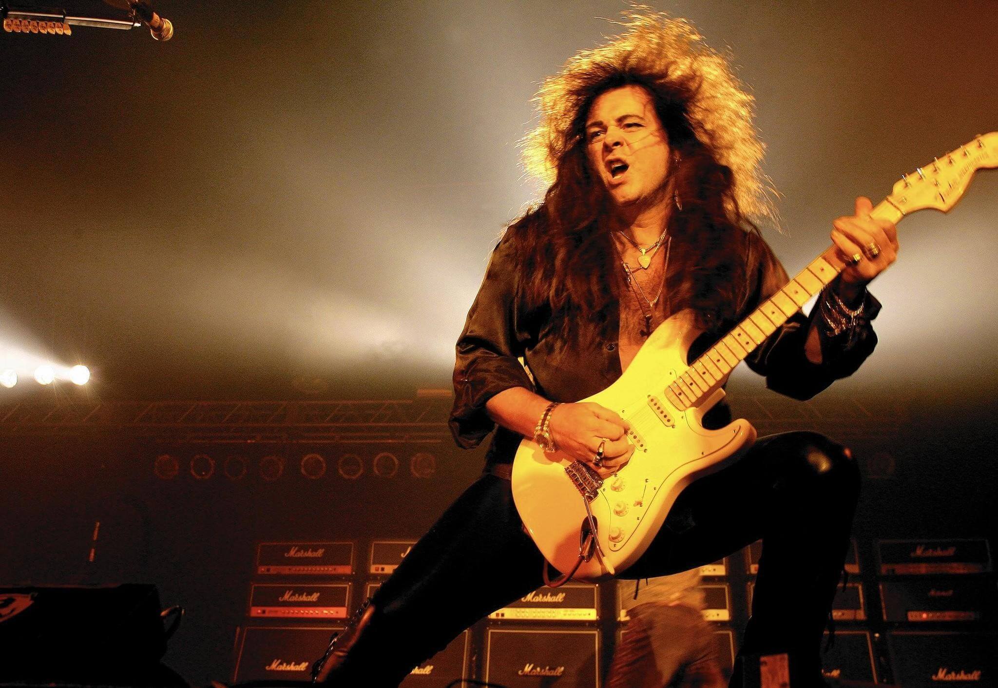 Yngwee Malmsteen em performance no palco